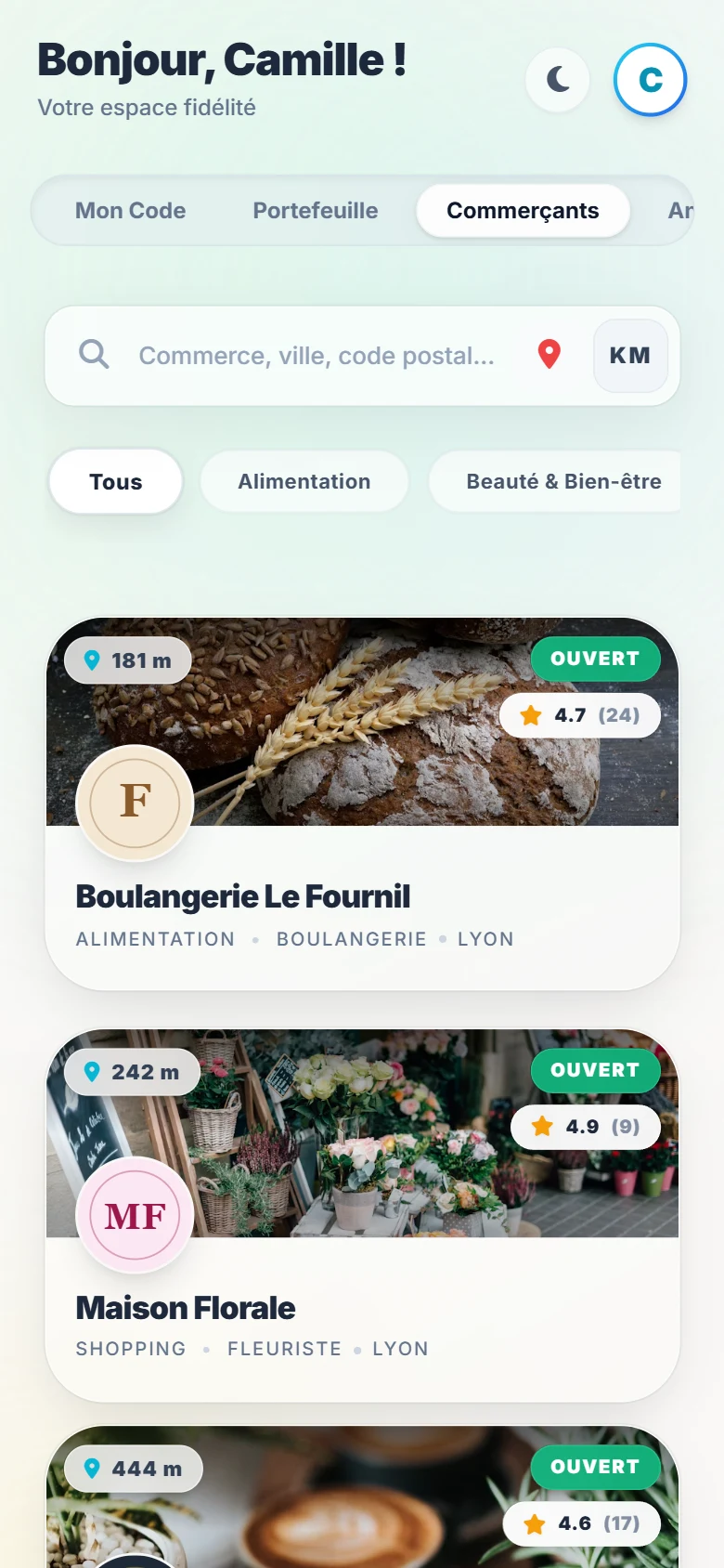 Liste des commerces à proximité avec distance, statut ouvert et note moyenne.
